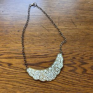 VTG White And Gold Tone Chain Floral Choker Bib Fashion Statement Necklace 20"